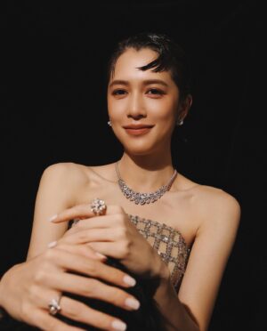 Eugenie Liu Instagram - 金馬60
充滿電的一個月
大家齊聚一堂✨
只為所愛的電影

宣傳著老狐狸🦊
參與金馬大師課
謝謝金馬的照顧
謝謝大小狐狸們

帶著美麗的心情
充滿表演的能量
踏實感受每一刻
迎接未來的角色

Fashion @linli_boutique 
Jewelry @bulgari 
Hair @paulinehairflux 
Makeup @clairechengmakeup @21caratmakeup
Stylist @kwenkwenyu
Photographer @yuweiiv 

#金馬60 #老狐狸 #gha60 #goldenhorseawards #tghff2023 #2023金馬影展