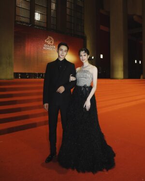 Eugenie Liu Instagram - 謝謝金馬獎 謝謝老狐狸
謝謝我的廖泰來🦊
劉冠廷和劉思廷✨

Fashion @linli_boutique
Shoes @jimmychoo 
Jewelry @bulgari 
Hair @paulinehairflux 
Makeup @clairechengmakeup @21caratmakeup
Stylist @kwenkwenyu
Photographer @yuweiiv 

#金馬60 #老狐狸 #gha60 #goldenhorseawards #tghff2023 #2023金馬影展