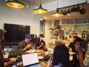 Eugenie Liu Instagram - 一年前我們在這張桌子讀本
我準備給泰來一張生日卡片
一位生日1111另一位1112🎂

大家為我們準備了驚喜
綜合水果和巧克力蛋糕
泰來把巧克力口味給我 
溫暖的他知道我喜歡🍫

導演領著所有劇組同仁眾等
一同創造了老狐狸的世界🦊

一年後 同一張桌椅 同一個空間🪑
桌上載著滿滿禮物 點滴暖在心頭❤️
謝謝金馬獎準備給入圍者的大禮包🎁
謝謝所有夥伴 謝謝《老狐狸》大家庭🏠

台湾の映画表彰イベントの『金馬奨』では最優秀助演女優賞にノミネートして頂いた上素敵なギフトも戴けました🎁
イベントのスタッフさん方にも心より感謝致します。
11/24(金)に会場でお会いしましょう💗

#金馬60 #老狐狸 #gha60 #goldenhorseawards #tghff2023 #2023金馬影展