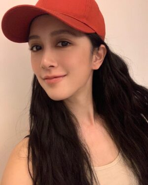 Eugenie Liu Instagram - 最近好多香港的好朋友們 晚安呀👋🏻
你們那邊 #超感應學園 播到第幾集啦？

再等一天 我們這邊又可以連看2集啦😎
送上一張#小紅帽 收工照🎬✌🏻

#方小路 #斜槓 #我的野蠻女友 #haha