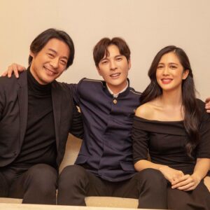 Eugenie Liu Instagram - 🎞 #我們都傷 MV 上線囉🎞

首先，謝謝勢安，短短的一天，
沒想到我們找到了好多共通點，

在輕鬆、愉快的工作氛圍之下，
看到了你的認真、拚勁，
謝謝你的信任，讓我們的互動
「更真實」「更強烈」「更糾結」「更撕裂」
不會忘記你為了作品的完美呈現，
有好幾顆鏡頭，哭得讓人好心疼，
完完全全感受到你的痛徹心扉，
同時，我也⋯痛到了心坎裡。

當下的心情，只有無盡的對不起，
一直在我腦海裡盤旋⋯。
還因此出現了⋯「和好儀式」？

一切就這麼自然而然，
因為自在、開心、默契而一切順利
再次謝謝勢安，
謝謝你敞開心交給了我，
因為有你的全心投入和專業，
才能有作品的完美呈現！
和你一起工作是種享受！我的榮幸😊
謝謝你也覺得痛快，這真的是最棒的禮物了🎁

最後，一定要謝謝三毛導演，
太多的話想對你說但說不完，
謝謝親愛的明宇哥，
還有當天的全體工作同仁，謝謝你們 ❤️
拍攝當天是個美妙的經歷，
大家，有緣再見👋🏻非常期待

總之，大家快去支持
陳勢安2021的全新專輯！！！
買起來！！！買起來！！！
支持起來唷～

@andrewt0604 @ohyashaun #周明宇