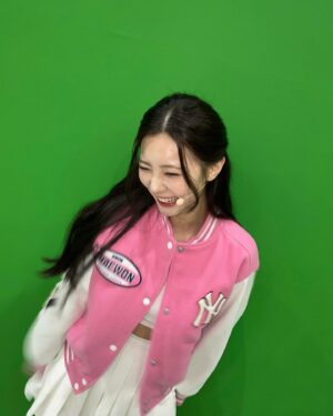 Eun Chae Instagram - 안녕하세요 권채원입니다.
지금까지 유니버스 티켓 권채원을 응원해 주신 모든 분들께 정말 감사드립니다.
첫 서바이벌 도전이라 부족한 모습, 아쉬운 모습을 많이 보여드린 거 같은데 스스로 무너질 때마다 저를 믿고 기다려주신 모든 분들의 응원 덕분에 포기하지 않고 계속 달릴 수 있었던 거 같아요.
제 유니버스 티켓 도전은 여기서 멈추게 되었지만 방송을 통해 배우고 느낀 것들 절대 잊지 않고 계속해서 성장하고 도전하는 채원이가 될게요.
과분한 사랑과 응원 아낌없이 주셔서 정말 감사합니다.
제 이름 세 글자 권채원으로 인사드릴 수 있어서,
다시 무대에 설 수 있어서 정말 행복한 순간들이었습니다. 저를 응원해 주신 모든 분들에게 앞으로 빛나는 날들만 가득하길 바라며 저 채원이는 더 좋은 모습으로 인사드릴게요. 
감사합니다.