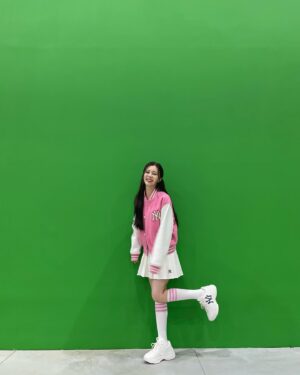 Eun Chae Instagram - 안녕하세요 권채원입니다.
지금까지 유니버스 티켓 권채원을 응원해 주신 모든 분들께 정말 감사드립니다.
첫 서바이벌 도전이라 부족한 모습, 아쉬운 모습을 많이 보여드린 거 같은데 스스로 무너질 때마다 저를 믿고 기다려주신 모든 분들의 응원 덕분에 포기하지 않고 계속 달릴 수 있었던 거 같아요.
제 유니버스 티켓 도전은 여기서 멈추게 되었지만 방송을 통해 배우고 느낀 것들 절대 잊지 않고 계속해서 성장하고 도전하는 채원이가 될게요.
과분한 사랑과 응원 아낌없이 주셔서 정말 감사합니다.
제 이름 세 글자 권채원으로 인사드릴 수 있어서,
다시 무대에 설 수 있어서 정말 행복한 순간들이었습니다. 저를 응원해 주신 모든 분들에게 앞으로 빛나는 날들만 가득하길 바라며 저 채원이는 더 좋은 모습으로 인사드릴게요. 
감사합니다.