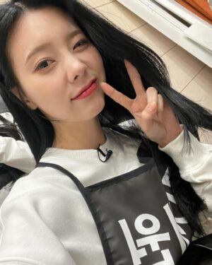 Eun Chae Instagram - 안녕하세요 권채원입니다.
지금까지 유니버스 티켓 권채원을 응원해 주신 모든 분들께 정말 감사드립니다.
첫 서바이벌 도전이라 부족한 모습, 아쉬운 모습을 많이 보여드린 거 같은데 스스로 무너질 때마다 저를 믿고 기다려주신 모든 분들의 응원 덕분에 포기하지 않고 계속 달릴 수 있었던 거 같아요.
제 유니버스 티켓 도전은 여기서 멈추게 되었지만 방송을 통해 배우고 느낀 것들 절대 잊지 않고 계속해서 성장하고 도전하는 채원이가 될게요.
과분한 사랑과 응원 아낌없이 주셔서 정말 감사합니다.
제 이름 세 글자 권채원으로 인사드릴 수 있어서,
다시 무대에 설 수 있어서 정말 행복한 순간들이었습니다. 저를 응원해 주신 모든 분들에게 앞으로 빛나는 날들만 가득하길 바라며 저 채원이는 더 좋은 모습으로 인사드릴게요. 
감사합니다.
