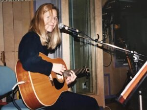 Eva Dahlgren Instagram - Redan innan vi släppte vårt album var vi sågade. Vi hade ett fånigt bandnamn, skrev dåliga låtar och usla texter, spelade dåligt, hade fel mikrofoner och enligt Sveriges alla musikrecensent så var min karriär nu över. Vi gjorde en skandinavienturné. Det kom inte så mycket folk…såklart…det fanns inga digitala medier…fick man usla recensioner så var man som död…Luften gick liksom ur oss… Greta sålde sina trummor…och ingen på skivbolaget brydde sig ens om att lägga upp albumet digitalt när det var dags för det stora formatbytet från cd till appar…men nu så ..20 år senare typ…nu kan du lyssna på detta fruktansvärda album hur mycket som helst…och vi Mija, Greta och jag träffades häromkvällen och skrattade mycket åt alla minnen och började fundera på om vi inte skulle ta och göra en spelning ändå…kanske tiden hunnit ifatt oss…kanske en tjejtrio inte är så farligt längre…kanske har det blivit bättre här i framtiden…lyssna..länk i bio … Buddaboys - Lost Peoples Area