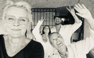 Eva Dahlgren Instagram - Fattar inte riktigt … den skulle ju vara så lång sommaren… Men nu börjar arbetet, det nya som jag inte riktigt vet vad det är. Alltid lika spännande … men konstigt. Oro och glädje om vartannat. Det som inte finns ska snart finnas. För er som ville men inte kunde komma på mina 2 spelningar i sommar har jag lagt ut låtlistan. Finns länk till spotify i profilen. Så…kärlek till familj och vänner och alla jag inte känner. Låt sommaren komma tillbaka en stund och torka upp oss. May the force be with us!
