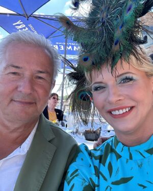 Eva Habermann Instagram - Dreamteam in Berlin 💖
Gestern in Hoppegarten.. 💁🏼‍♀️❤️🐎

#berlin #hoppegarten  #nice #actress #evahabermann #picoftheday #photooftheday #cap #wowereit #armabersexy