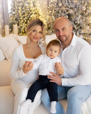 Eva Perkausová Instagram - Přátelé, tak si užijte dnešní den v okruhu rodiny, těch nejbližších a těch, které máte rádi 🤍🎄 važme si jedné druhého a přejme si, ať je na světě méně zla. ✨🙏🤍 Krásné Vánoce přejeme ✨🎄❤️ 

Foto: @danamrazkovaa