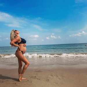 Eva Perkausová Instagram - Poslední slunečné dny u moře a dopravuji vitamín D pro sebe i pro toho malého cestovatele 👼🏻🤰☀️ 
@ckbluestyle @royalmfujairah #ckbluestyle #bsdovolena #8months #sunnydays #iloveyou #vacation #pregnancy nancy