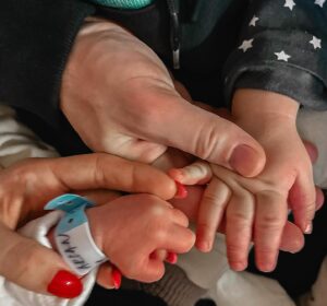 Eva Perkausová Instagram - Arian 🩵👼🏻 
30.1.2024, 6:59, 3500g lásky ✨
Vítej mezi námi, andílku 👼🏻🩵 
Táta byl, stejně jako u Killiana, statečný doprovod při tvém příchodu na svět 💪🩵
Miluji vás 🩵 👨‍👦‍👦👼🏻