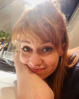 Eva Schulz Instagram - Hi! Letzte Woche sind hier mehrere tausend Leute dazugekommen 😳 Und weil ihr vielleicht gar nicht wisst, wer ich bin, kommt hier eine Zusammenfassung:

⚡️ Ich bin freie Journalistin und berichte vor allem über politische & gesellschaftliche Themen. 2017 habe ich @deutschland3000 mitgegründet.

🌎 Aufgewachsen bin ich in Borken (NRW). Nach Stationen in Jerusalem, Brüssel, Wien und den USA lebe ich inzwischen in Berlin (und bin mit dieser Stadt regelmäßig überfordert).

🎧 Jeden 2. Mittwoch erscheint mein Interview-Podcast, für den ich 'ne gute Stunde mit Menschen aus ganz verschiedenen Bereichen spreche, irgendwo zwischen Pop und Politik. 

📺 Immer donnerstags kommt eine neue Folge meiner Talkshow in der ARD Mediathek. Da geht es kontroverser zu, aber immer konstruktiv – und lockerer und unterhaltsamer als in anderen Polit-Talks.
 🏆 Für meine Arbeit wurde ich mehrfach ausgezeichnet, z. B. mit dem Deutschen Podcast Preis als Beste Interviewerin, Forbes 30 under 30 und als eine der Journalist*innen des Jahres vom Medium Magazin.

🧹 Wer mir auf Insta folgt, kriegt neben meiner Arbeit auch immer wieder Persönliches mit – Reisen, Outfits, meine Leidenschaft für Kreisverkehre …  Leider schaffe ich es längst nicht so oft hier zu posten, wie ich gern würde. Umso neugieriger bin ich, zu erfahren, was euch am meisten interessiert.

❓ Und jetzt, wo ich vorgelegt habe: Wer seid denn IHR? Auch, wenn ich leider nicht mehr schaffe, alles zu beantworten – ich lese immer noch jeden Kommentar und jede dm und freu mich, von euch zu hören!