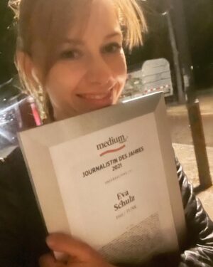 Eva Schulz Instagram - Happy-Heimweg-Eva 🌝 Heute Abend bin ich zwischen Hanna Herbst aka @hhumorlos auf dem ersten und @mickybeisenherzoffiziell auf dem dritten Platz als Unterhaltungsjournalistin des Jahres ausgezeichnet worden. Das fühlt sich richtig schön (und etwas unwirklich) an. 

Anschließend hab ich mich im Innenhof mit all den tollen Kolleginnen und Kollegen ganz leer gequatscht, deshalb sind die einzigen Worte, die mir gerade noch einfallen: DANKE! 🙏🏻 Und herzlichen Glückwunsch an alle, die heute ausgezeichnet wurden. Was für eine Ehre, mit euch in dieser Liste zu stehen.