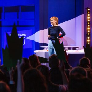 Eva Schulz Instagram - Kneift mich mal! 🥹 Gerade sitze ich zuhause auf dem Sofa und realisiere beim Anschauen dieser Bilder, dass das WIRKLICH passiert ist: Ich bin in mein neues Studio gegangen und habe die erste Folge der neuen Show moderiert. Da war Publikum! Da waren @alineabboudtv und @michelabdollahi! Und da war ein riesiges Team, das in den vergangenen Wochen und Monaten intensiv daran gearbeitet hat, dass diese Sendung heute endlich fliegen darf 🚀

Immer donnerstags diskutiere ich die wichtigsten Themen der Woche mit zwei klugen und meinungsstarken Gästen. Unser Ziel ist, dass ihr nach jeder Sendung ein Stückchen schlauer seid und euch besser eine eigene Meinung bilden könnt. 

„Deutschland3000 – die Woche mit Eva Schulz“ findet ihr ab jetzt in der ARD Mediathek (Link im Profil). Ich würde mich riesig freuen, wenn ihr reinschaut ❤️

Fotos: @davidbiene