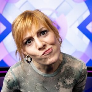 Eva Schulz Instagram - 🤬 Hat da etwa jemand „AUTOS VERBIETEN!“ gesagt!?! 

Ich jedenfalls nicht 🤷🏻‍♀️ Trotzdem drehen die Kritiker und Trolle drüben auf der anderen Plattform durch, seit meine @maithinkx-Folge erschienen ist. „Freie Fahrt für wen?“ fragen wir da mit Blick in Deutschlands Innenstädte. Die könnten viel gesünder, gerechter, grüner und rundum lebenswerter sein – wenn wir dem Auto nicht ständig die Vorfahrt geben würden.

Auf Social, aber auch in der Sendung wurde schnell klar: Das Thema ist mega-emotional. Umso wichtiger, dass wir uns damit mal wissenschaftlich auseinandersetzen! 👩🏻‍🔬 'ne gute HALBE Stunde Maithink X – jetzt in der ZDF Mediathek (und unter dem Link in meinem Profil)

P.S.: Wer hat mitgezählt, wie viele Kreisverkehre ich unterbringen konnte? 🔄🤓