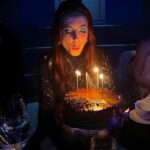 Eva Amurri Martino Instagram - Tomorrow Never Dies 😎🦈🍸🖤 Celebrated my 39th trip around the sun with the most fun little party! I didn’t know that a four course dinner party, eaten in front of a shark tank, was on my 2024 Bingo card. But man do I feel lucky that it was!! 😍 I love you @maritimeaquarium, you are perfect for every occasion and every age person. And thank you to everyone who helped me celebrate my birthday this past week. I’m so very grateful! #thisis39 #birthdaygirl #jamesbond #bondstyle #jamesbond007 #maritimeaquarium 🎂3️⃣9️⃣🎉