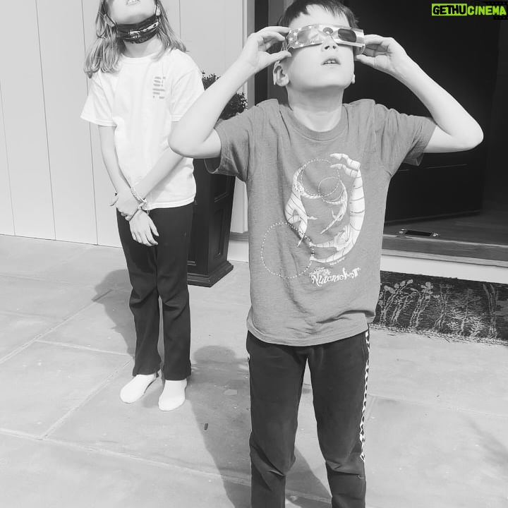 Eva Amurri Martino Instagram - Total Eclipse Of The Heart 🌔✨❤️🔥 Marlowe told me the next time I’ll be watching another eclipse I’ll be almost sixty so I’m drinking now have a great afternoon everyone! 🫠 #eclipse #eclipse2024