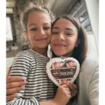 Eva Burešová Instagram - Některé věci v životě dětí více zamrzí vás jako rodiče než je samotné. Před pár dny jsem řešila takovou malou nepříjemnost, kdy mi otec jednoho Nathankova spolužáka napsal, že sice Nathan dostal pozvánku na oslavu jejich syna, ale rozhodně není pozvaný a “díky za pochopení. “ Vyměnili jsme si pár vět o tom proč/jak/co se stalo ale stejně jsem z toho moc chytrá nebyla. Zranilo to více mě, než Náťu a když jsem mu celou tu situaci vysvětlovala a snažila se mu říct, proč na oslavu na kterou pozvánku dostal nemůže, po delší pauze mě svou odpovědí odzbrojil. “Kolikrát se vyspím, než budu mít narozeniny ? “ “No…ještě hodněkrát. “ “Dobře. Já se na ně těším a chtěl bych tam pozvat i Honzíka. “ “Honzíka? I když on Tě nepozval ?” “Víš. Honzik mě pozval. Jeho táta mě tam nechce. “ “A i tak ho chceš pozvat ? Jak to?” “No,…. Protože jsem milej a mám ho rád. “ Tím mě úplně dostal. Je to malá, chytrá a citlivá dušička. A víte co? Hned na druhý den jsme ve schránce našli pozvánku na oslavu Kryštufka! Pamatujete si na příběh Kryštůfka a Náťi? Dva kluci, kteří se nikdy neznali, ale prožili spolu krásný kamarádský příběh v zoo? Pak se rozešli a už neviděli, ale Nathanek o něm pořád mluvil a tak jsme skrz sílu internetu našli jeho maminku a pozvali je na narozeniny. Bylo to hrozně hezké a teď svou pozvánku tedy dostal i Náťa a nemůže se dočkat. ❤️ Jo,…. A včera mi na pouti vybral srdíčko. Nechtěl nápis s “maminkou” protože jsem prý jeho princezna. No je to cool malej týpek, co vám budu. A k tomu tatínkovi tam nahoře. Holt děti jsou svých rodičů a i když jsou s jinými dětmi přátelé , ve chvíli kdy rodič řekne “ne”, z jakéhokoliv svého osobního důvodu , převezme si to “ne” i dítě aniž by vědělo proč a velmi rychle může skončit jeden příběh, který naopak mohl končit hezkým přátelstvím. Tak hezký den. A ať vám ten den dnes naservíruje jen to nejlepší 🪬❤️