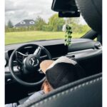 Eva Burešová Instagram – •”Můj mercedesi, jak dělá lev?”•
Tak na tento výlet jsem se šíleně těšila. Taky aby ne, máme teď tohle boží 7místné auto, které je na rodinné výlety jako dělané. Dětem jsem jejich místa vytunila různými kapsáři do kterých jsem dala všechny možné hračky na cesty, knížky, dobroty a Nairinka má místo jak pro královnu. 

No, tak nic. Naše cesta zamířila přímo k doktorům, protože na oba kluky skočil nějaký moribundus, který je fakt nepříjemný a kašel už není ani kašel ale psí štěkot na který reaguje i Naira. 

Je mi jich líto, ale alespoň ta cesta byla příjemná. Tohle auto totiž umí super vtípky a zvuky nejrůznějších zvířátek, takže když už nebavily hračky z kapsáře, tohle se nám o zábavu postaralo. 

Děkujeme @mercedeszlin za mega auto. Ještě si s ním určitě užijeme spoustu zábavy ❤️🚗