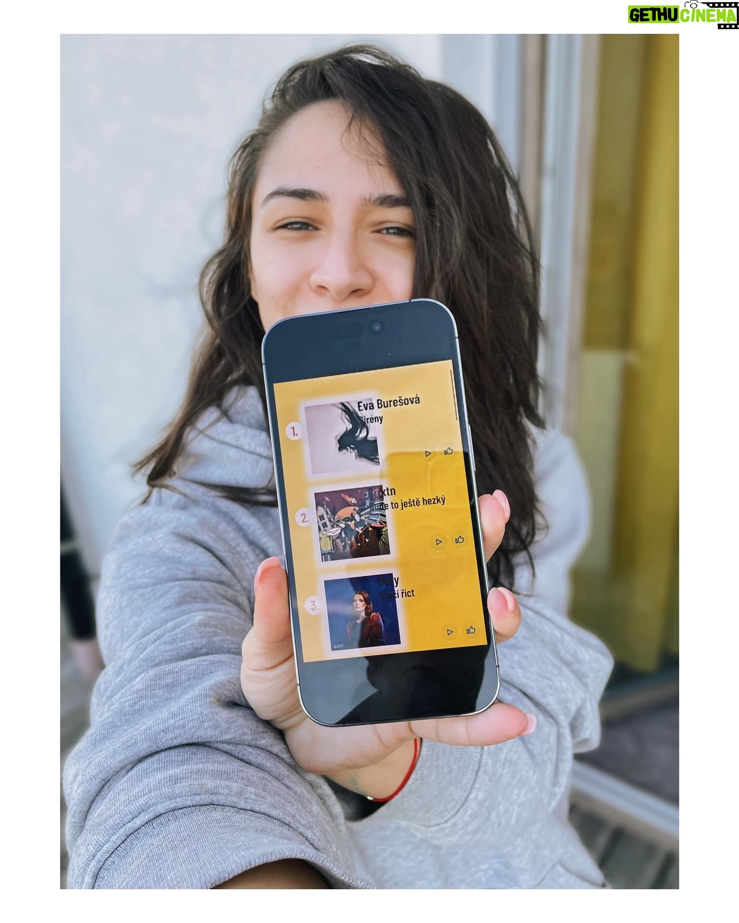 Eva Burešová Instagram - #Sirény jsou už po několikáté na 1. místě hitparády rádia @frekvence1 . Děkujeme vám , milí posluchači. Těším se až uslyšíte nové věci. Už brrrzzzyyyy 💕🪬