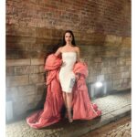 Eva Burešová Instagram - @ceny_andel Děkujeme za pozvání. Pro mě to byla premiéra a moc jsem si ji užila. Potkat tolik skvělých umělců na jednom místě a ještě si propovídat noc je zážitek :) Díky ! Díky @zlatastolarikova_stylist za šaty 🔥 @bold_studio_prg za šperky 🔥 @viktoreniak make-up/vlasy 🔥 #walkingdisaster #510
