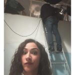 Eva Burešová Instagram - Hele u Viky v bytě je možné všechno. Třeba, zvukaři na žebříku. Nebo, že v koupelně nemá strop. Chudák holka.