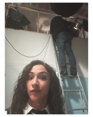 Eva Burešová Instagram - Hele u Viky v bytě je možné všechno. 
Třeba, zvukaři na žebříku. 
Nebo, že v koupelně nemá strop. 
Chudák holka.