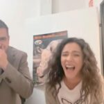 Eva Burešová Instagram - Fakt jsme se s @davidgransky snažili vám zazpívat znělku k seriálu ke kterému jsme tu znělku natočili,ale…. No takhle… to video trvalo asi 159 hodin. Děkujeme @nikcuusek za sestřih a na vás teď je, jestli uhodnete ke kterému seriálu tahle znělka byla a jestlipak jste vlastně věděli, že jsme ji nazpívali my ? 🤔❤️🪬