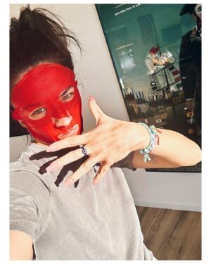 Eva Burešová Instagram - Na novou desku jsem se rozhodla pustit ze řetězu své alterego. 
Jou, jou madafaka. 
Vaše Lil’ Ave Abcderghijklmnopq 😈🦣🔥