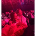 Eva Burešová Instagram - @ceny_andel Děkujeme za pozvání. Pro mě to byla premiéra a moc jsem si ji užila. Potkat tolik skvělých umělců na jednom místě a ještě si propovídat noc je zážitek :) Díky ! Díky @zlatastolarikova_stylist za šaty 🔥 @bold_studio_prg za šperky 🔥 @viktoreniak make-up/vlasy 🔥 #walkingdisaster #510