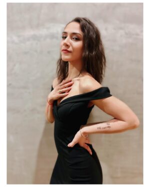 Eva Burešová Instagram - Premiéra Sopranistek je za námi! 
A bylo to boží! Boží a úlet a sprostý no, co vám budu povídat. Takový ty naše holky jsou 😛❤️
Přijďte se podívat a uletět si s námi. 

Děkuji @korbicka_sperky za krásný premiérový  doplněk ❤️

Styling jsme se @zlatastolarikova_stylist  a @viktoreniak hodily celý tak trochu do punkovýho stylu. 
Za 1. protože se to tématicky hodilo a za 2. …, protože já prostě s tou nohou ještě podpatky neobleču🙈

Mějte krásný zamilovaný den ❤️🪬

Ps: to na ruce není nové tetování. Regulérně jsem si musela napsat do jedné scény text, protože jsem si za Boha nemohla vzpomenout 🙈