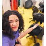 Eva Burešová Instagram - Zraněnou nějakou končetinu jsem měla tisíckrát. Blbka jsem si třeba během představení Jesus Christ Superstar nikdy nebrala chrániče na kolena, abych jakože viděla ty spáleniny a modřiny, což pro mě znamenalo, že vidím výsledek své práce a to, že fakt makám 🙄 Uplnej blázen. Teď už to nedělám, ale tvrdá jsem na sebe pořád. Před týdnem jsem si natáhla blbě sval a pak jsem odehrála tři představení Bodyguarda na podpatcích, kde neslezu z jeviště a běhám a běhám. Včera už jsem to cítila a když jsem v první scéně vylezla na jeviště řekla jsem si ojjoj. Holka jak ty budeš dělat sexy divu, když kulháš jak Quasimodo? No nějak jsem to polkla a díky všem mým kolegům a kostymérkám za podporu v zákulisí i na jevišti. Při poslední romantické scéně, kdy zpíváme I will always love you se nám ještě k tomu všemu těsně před vyběhnutí urval zip u šatů a jelikož je tam opravdu extrémně málo času, nestihl se ničím nahradit. “Tak jo, uvidíme co se stane a jestli diváci nedostanou více než pro co přišli. “ 😂 Naštěstí šaty zůstaly kde měly, ale komické to určitě trochu bylo. @cermakhynek to velice dobře a rychle vyřešil a natočil se zády k lidem a mě si vzal tak, aby mě diváci viděli zepředu a nic nikoho nerozhodilo. No byl to včera zážitek jak pro vás tak pro nás. Děkujeme všem co přišli a odměnili nás obrovským potleskem. Tohle je přesně to, co mě nabijí a u čeho vidím, že jsem odvedla nějaký výkon. Už nepotřebuji sundavat chrániče, abych měla pocit, že jsem do něčeho dala maximum. Mám vás, milé diváky a váš potlesk. Z celého srdce děkuji ❤️🪬
