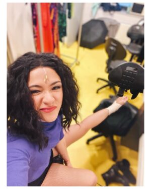 Eva Burešová Instagram - Zraněnou nějakou končetinu jsem měla tisíckrát. Blbka jsem si třeba během představení Jesus Christ Superstar nikdy nebrala chrániče na kolena, abych jakože viděla ty spáleniny a modřiny, což pro mě znamenalo, že vidím výsledek své práce a to, že fakt makám 🙄 Uplnej blázen. 
Teď už to nedělám, ale tvrdá jsem na sebe pořád. Před týdnem jsem si natáhla blbě sval a pak jsem odehrála tři představení Bodyguarda na podpatcích, kde neslezu z jeviště a běhám a běhám. Včera už jsem to cítila a když jsem v první scéně vylezla na jeviště řekla jsem si ojjoj. Holka jak ty budeš dělat sexy divu, když kulháš jak Quasimodo? 
No nějak jsem to polkla a díky všem mým kolegům a kostymérkám za podporu v zákulisí i na jevišti. 

Při poslední romantické scéně, kdy zpíváme I will always love you se nám ještě k tomu všemu těsně před vyběhnutí urval zip u šatů a jelikož je tam opravdu extrémně málo času, nestihl se ničím nahradit. 
“Tak jo, uvidíme co se stane a jestli diváci nedostanou více než pro co přišli. “ 😂
Naštěstí šaty zůstaly kde měly, ale komické to určitě trochu bylo. @cermakhynek to velice dobře a rychle vyřešil a natočil se zády k lidem a mě si vzal tak, aby mě diváci viděli zepředu a nic nikoho nerozhodilo. 
No byl to včera zážitek jak pro vás tak pro nás. 

Děkujeme všem co přišli a odměnili nás obrovským potleskem. 
Tohle je přesně to, co mě nabijí a u čeho vidím, že jsem odvedla nějaký výkon. Už nepotřebuji sundavat chrániče, abych měla pocit, že jsem do něčeho dala maximum. Mám vás, milé diváky a váš potlesk. 

Z celého srdce děkuji ❤️🪬