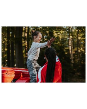 Eva Burešová Instagram - Včera jsme točili další klip k další písničce. Byl to fakt skvělej natáčecí den a já všem děkuji za to, jak byli perfektní. 
Za tyhle momentky děkuji @barcachle , která celý den s námi byla a fotila. 

Miluju, když za mnou rodina přijde do práce. Je to úžasný nakopávač❤️🪬