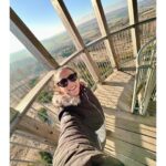 Eva Burešová Instagram – Můžu odehrát sto představení za sebou. Skákat, běhat, tančit, křičet, zpívat a nepoznáte to na mě. 
Pak mě vezmete na krátkou procházku na rozhlednu …
Kokos, chodit nemůžu, popadám dech, tři pauzy během šesti metrů….
Co jsem zač?! 
😀❤️

Jinak prosím ať už je teplo. Já se v té zimě neumím oblékat ani česat a takhle v culíku, nenamalovaná a s brýlemi si připadám jak Štěpán Kozub. 
Ještě mít ten jeho geniální smysl pro improvizaci. Ostravský přízvuk mám. 

Hezký den ❤️🪬