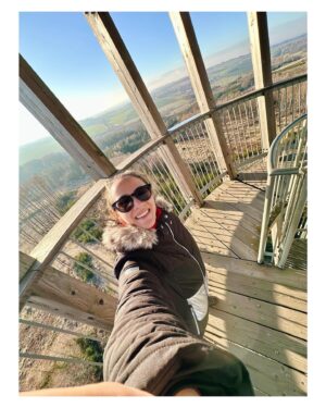 Eva Burešová Instagram - Můžu odehrát sto představení za sebou. Skákat, běhat, tančit, křičet, zpívat a nepoznáte to na mě. 
Pak mě vezmete na krátkou procházku na rozhlednu …
Kokos, chodit nemůžu, popadám dech, tři pauzy během šesti metrů….
Co jsem zač?! 
😀❤️

Jinak prosím ať už je teplo. Já se v té zimě neumím oblékat ani česat a takhle v culíku, nenamalovaná a s brýlemi si připadám jak Štěpán Kozub. 
Ještě mít ten jeho geniální smysl pro improvizaci. Ostravský přízvuk mám. 

Hezký den ❤️🪬