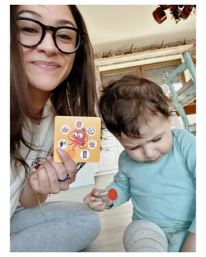 Eva Burešová Instagram - Blíží se nám “Jarňáky”! 
Mám pro vás tipy na další vzdělávací hry od Kvída 🐙 kdyby náhodou nebylo hezké počasí na lítání po venku🌨️
1. Hry v kostce ! 
Co se něco dozvědět o naší krásné zemičce a zároveň si u toho s rodinou zasoutěžit ?
Na každé kartě máte několik zajímavých informacích o konkrétním místě, máš 15 sekund zapamatovat si toho co nejvíce. Otoč kartu! Zvládneš odpovědět na všechny otázky ? 
Hra je super na procvičení paměti a zároveň se společně dozvíte věci, které jste o některých místech ani nevěděli ❤️
Her je několik druhů. My máme Česko v kostce a Písmenka v kostce 🪁

2. Básničky s pohybem !
Zapojit se vždycky chtějí i ti nejmenší. 
My doma milujeme knížku Básničky s pohybem. Na každé stránce je jednoduchá a milá básnička, která je doprovázená pohyby, které děti snadno zopakují. 
Na druhé stránce jsou různé hry při kterých robátka můžou hledat konkrétní věci. 
My si básničky zhudebnili a tak se nakonec do zpěvů a tanečků přidá celá rodina. 
Máte doma nějaké nástroje ? Co postavit kapelu a rozjet si doma vlastní show ?🎷🎤🪇🎺🎻🎸

Mám pro vás slevový kód EVA15ALBI , koukněte na stránky a vyberte si, co vám udělá radost 🐙

Do komentářů mi napište vaši oblíbenou básničku z dětství a přidejte chobotničku Kvída ❤️🐙

@albi_cz 
#spolupráce