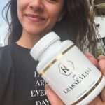 Eva Burešová Instagram - •KK Kolagen part 1/2• Jak to u mě vypadá po nějaké době s vlasy po užívání Krásných vlasů od @kk_kolagen ? Říkala jsem vám před nějakou dobou, že začínám užívat tento doplněk stravy a že se ozvu s aktualizací, tak tady je ❤️ Vše je řečeno ve videu, ale omlouvám se za zvukový výpadek. Slyšet to jde místy slabě,ale to nejdůležitější určitě. Telefon prošel vodním šokem, když ho malý hodil do bidetu a tak mi to občas takto vypadne. Každopaaaadně! Jsem ráda, že jste si @kk_kolagen zamilovaly jako já a že máte tak krásné zkušenosti. I dnes vám přidám slevový kód, protože se vždycky hodí 🪬 Slevový kód EVA30 platí na vše ❤️ Užívejte výběr a opět se se mnou podělte, ať vím, co vám sedlo a jakou zkušenost máte vy😍 Těším se krásky 🧚🏼‍♀️ 🪬