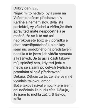 Eva Burešová Instagram - Zdravím vás při nádherné sobotě. 
Máme za sebou první tři představení muzikálu The Bodyguard a já mám neskutečnou radost z toho jaké zprávy mi od vás chodí. 
Strašně moc mě těší, že se vám náš muzikál líbí a že mi takové zprávy vůbec posílate. Je to obrovská radost ❤️

Děkujeme a přijďte zas ! 

Tady máte fotku těsně před představením. 
Relax, čajík, maska na xichtík, rozezpívání a pak se jde na to!
