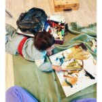 Eva Burešová Instagram - Nevím, jestli si to pamatujete, ale s Nathankem jsme v tomto věku dost často malovali. Jeho obrazy byly nádherné a dokonce je chtěli vystavovat v jedné kavárně. Teď jak tak pořád prší, jsem se k tomu chtěla vrátit s Tinem… Zatím jsou barvy všude. Opravdu všude. Jen na obrázcích moc ne. První chtěl všechny barvičky vařit, pak chtěl uklízet. Tak uvidíme jak tohle dopadne. Co dalšího vás napadá takhle s dětmi v tomto počasí? Chtěli byste nějaké tipy na Kvída? Víte, že je teď Kviduv měsíc ? Tak co kdybych vám večer nějaké super hry ukázala ? ❤️🪬🐙