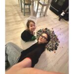 Eva Burešová Instagram - “Mami? Pomůžeš mi najít tu součástku, abych mohl postavit toho playera?” “Jasný. A hele,..Tino není doma, Naira taky ne. Co kdybychom celou tu bednu vysypali na zem a našli ji?” Joooooo!!!!!🐸💕🌷😇🦄 #legofamily