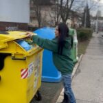 Eva Decastelo Instagram - Přiznejme si to, třídění odpadu může být někdy jako špatný vtip. Máme tu žluté, modré, zelené a najednou... překvapení! Oranžové kontejnery jsou fuč a místo nich systém plný nálepek, který připomíná pokus o dešifrování starověkého hieroglyfu. Ale nebojte, v tomto příspěvku vám ukážu, že třídění odpadu má smysl a že i přes všechny změny můžeme naši planetu zachránit s úsměvem. 1. Nový systém nálepek - Představte si to jako upgrade ve videohře. Nyní místo toho, abyste museli pamatovat barvy kontejnerů, stačí sledovat nálepky. Je to jako pokémoni, ale místo chytání používáte “Super efektivní” útoky na správné třídění odpadu. 2. Multikomoditní kontejnery - Tady to začíná být opravdu zábavné. Některé kontejnery jsou nyní schopné přijmout více typů materiálů. Představte si to jako all-you-can-eat bufet, ale pro odpad. Hlavně si ale pamatujte, že ne všechno patří dovnitř. 3. Nebojte se chyb - Mnoho lidí se bojí třídění, protože se obávají, že udělají chybu. Ale hádejte co? Na konci dne se všechno na finálním svozu ručně pročesává. Takže i když někdy uděláte chybu, existuje bezpečnostní síť. 4. Proč to dělat? - Protože každý kousek pomáhá. I když se může zdát, že vaše malá akce nezmění svět, představte si, co se stane, když miliony lidí udělají ten samý malý krok. Ano, společně můžeme udělat obrovský rozdíl. ✌️✌️✌️✌️✌️✌️✌️✌️✌️✌️✌️✌️✌️✌️ Pokud vám tento příspěvek přinesl alespoň trochu jasno do zmatků třídění odpadu, nebo vás dokonce pobavil, udělejte mi radost a dejte mu repost. Nejen že pomůžete šířit osvětu o správném třídění, ale možná i vykouzlíte úsměv na tváři někomu dalšímu. A v dnešním světě je každý úsměv na váze zlata, nemyslíte? 💚🌍 @samosebou_tridim #tříděníOdpadu #samoseboutridim