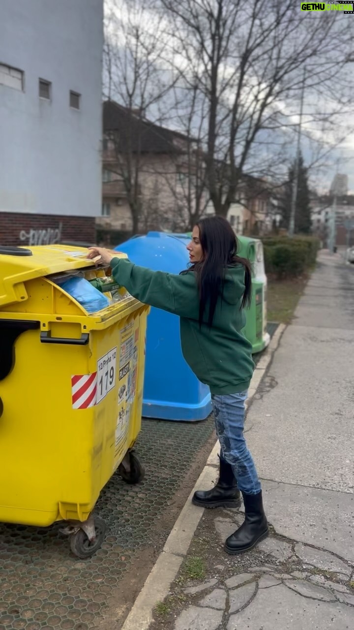 Eva Decastelo Instagram - Přiznejme si to, třídění odpadu může být někdy jako špatný vtip. Máme tu žluté, modré, zelené a najednou... překvapení! Oranžové kontejnery jsou fuč a místo nich systém plný nálepek, který připomíná pokus o dešifrování starověkého hieroglyfu. Ale nebojte, v tomto příspěvku vám ukážu, že třídění odpadu má smysl a že i přes všechny změny můžeme naši planetu zachránit s úsměvem. 1. Nový systém nálepek - Představte si to jako upgrade ve videohře. Nyní místo toho, abyste museli pamatovat barvy kontejnerů, stačí sledovat nálepky. Je to jako pokémoni, ale místo chytání používáte “Super efektivní” útoky na správné třídění odpadu. 2. Multikomoditní kontejnery - Tady to začíná být opravdu zábavné. Některé kontejnery jsou nyní schopné přijmout více typů materiálů. Představte si to jako all-you-can-eat bufet, ale pro odpad. Hlavně si ale pamatujte, že ne všechno patří dovnitř. 3. Nebojte se chyb - Mnoho lidí se bojí třídění, protože se obávají, že udělají chybu. Ale hádejte co? Na konci dne se všechno na finálním svozu ručně pročesává. Takže i když někdy uděláte chybu, existuje bezpečnostní síť. 4. Proč to dělat? - Protože každý kousek pomáhá. I když se může zdát, že vaše malá akce nezmění svět, představte si, co se stane, když miliony lidí udělají ten samý malý krok. Ano, společně můžeme udělat obrovský rozdíl. ✌️✌️✌️✌️✌️✌️✌️✌️✌️✌️✌️✌️✌️✌️ Pokud vám tento příspěvek přinesl alespoň trochu jasno do zmatků třídění odpadu, nebo vás dokonce pobavil, udělejte mi radost a dejte mu repost. Nejen že pomůžete šířit osvětu o správném třídění, ale možná i vykouzlíte úsměv na tváři někomu dalšímu. A v dnešním světě je každý úsměv na váze zlata, nemyslíte? 💚🌍 @samosebou_tridim #tříděníOdpadu #samoseboutridim