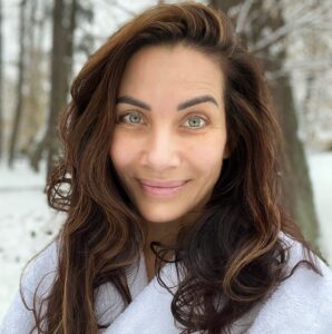 Eva Decastelo Instagram - Bez nalíčení, neučesaná, ale spokojená. Z nemoci už jsem skoro venku, ale ještě to chvilku zabere, dát se úplně do pořádku. Chce to trpělivost. Asi jako všechno v životě. A tak je asi nejvyšší čas se té trpělivosti konečně po těch letech naučit. …… #trpelivost #cas