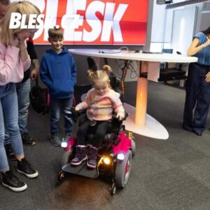 Eva Decastelo Instagram - Pro Viktorku se spinální svalovou atrofií (SMA) jsme společně udělali zázrak! ⭐️ V redakci Blesku si převzala nový elektrický vozíček. Děkujeme všem, kteří přispěli ❤️

Děkujeme patronům příběhu Evě Decastelo @decasteloeva a Kubovi Smrekovi alias @freescoot ❤️ Děkujeme @doniocz ❤️

🔗 celý příběh Viktorky najdete v biu

#vanocnizazrakblesku #viktorkasma #doniocz #bleskcz