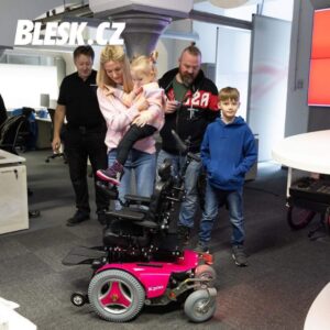 Eva Decastelo Instagram - Pro Viktorku se spinální svalovou atrofií (SMA) jsme společně udělali zázrak! ⭐️ V redakci Blesku si převzala nový elektrický vozíček. Děkujeme všem, kteří přispěli ❤️

Děkujeme patronům příběhu Evě Decastelo @decasteloeva a Kubovi Smrekovi alias @freescoot ❤️ Děkujeme @doniocz ❤️

🔗 celý příběh Viktorky najdete v biu

#vanocnizazrakblesku #viktorkasma #doniocz #bleskcz