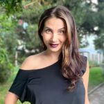 Eva Decastelo Instagram - Kamarádka mi v Americe sehnala totálně vyprodané Dior třpytivé rtěnky - Rouge Dior Forever Liquid Sequin - tak jsem vyzkoušela a miluju je! Já jsem se prostě měla narodit jako diskokoule😂😂😂😂 #dior #makeup #rtenka #lipstick #diorlipstick #RougeDior ForeverLiquidSequin #rougedior