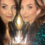 Eva Decastelo Instagram - Moc děkuju @silvie.siegr_muah_stylist za obličej na dnešní moderování! To je takový rozdíl a musím říct, že je zvláštní jak pár barviček člověku přidá na sebevědomí😂 Bohužel jen do okamžiku než to doma sundám a objevím zase tu malou, unavenou “holku”😂😂 Ale neva i tu mám ráda❤️ #makeup