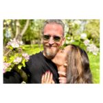 Eva Decastelo Instagram – – není to sice rozkvetlá třešeň ale odkvétající jabloň, není to focený dneska, ale před pár dny, líbat mám já Evu a ne ona mě, ale i tak je to doufám směroplatný.. 🙂❤️