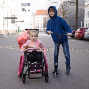 Eva Decastelo Instagram - Pro Viktorku se spinální svalovou atrofií (SMA) jsme společně udělali zázrak! ⭐️ V redakci Blesku si převzala nový elektrický vozíček. Děkujeme všem, kteří přispěli ❤️

Děkujeme patronům příběhu Evě Decastelo @decasteloeva a Kubovi Smrekovi alias @freescoot ❤️ Děkujeme @doniocz ❤️

🔗 celý příběh Viktorky najdete v biu

#vanocnizazrakblesku #viktorkasma #doniocz #bleskcz