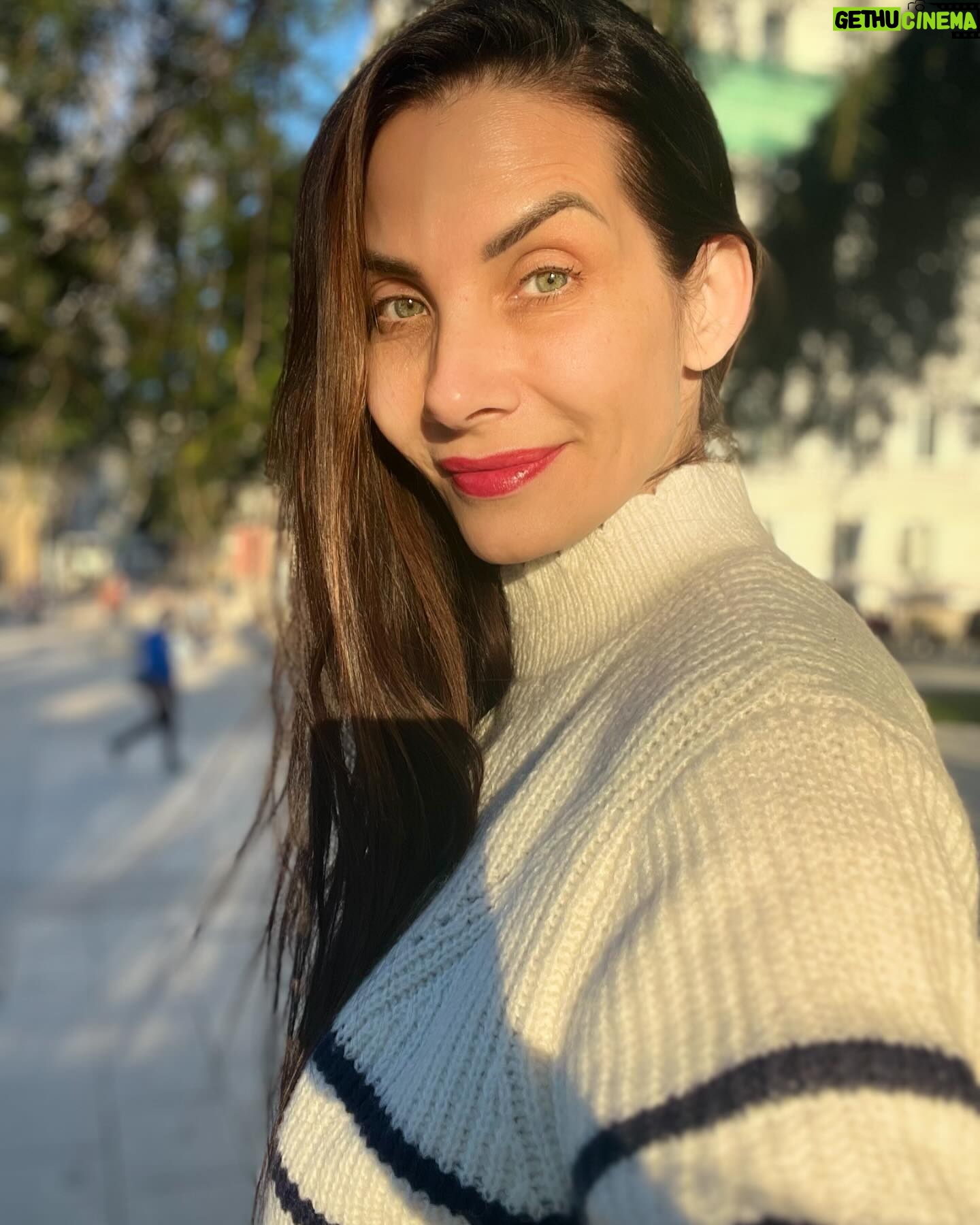 Eva Decastelo Instagram - V Madridu. Rtěnka, řasenka, sluníčko a jdu. Jak málo stačí, když je člověk štastný. #stastna #happy #madrid #vylet #travel #story
